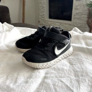 Toddler black Nikes size 7c